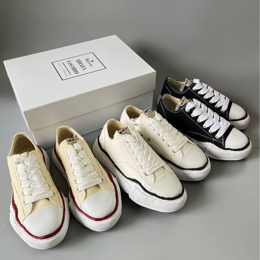 AVASI Low-Top Sneaker