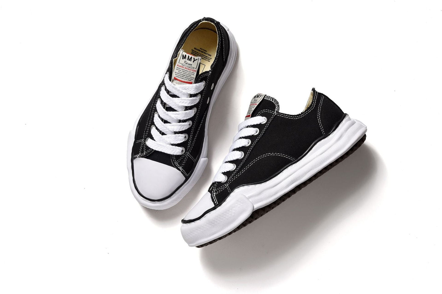 AVASI Low-Top Sneaker