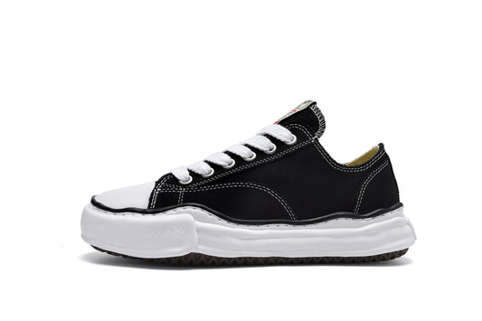 AVASI Low-Top Sneaker